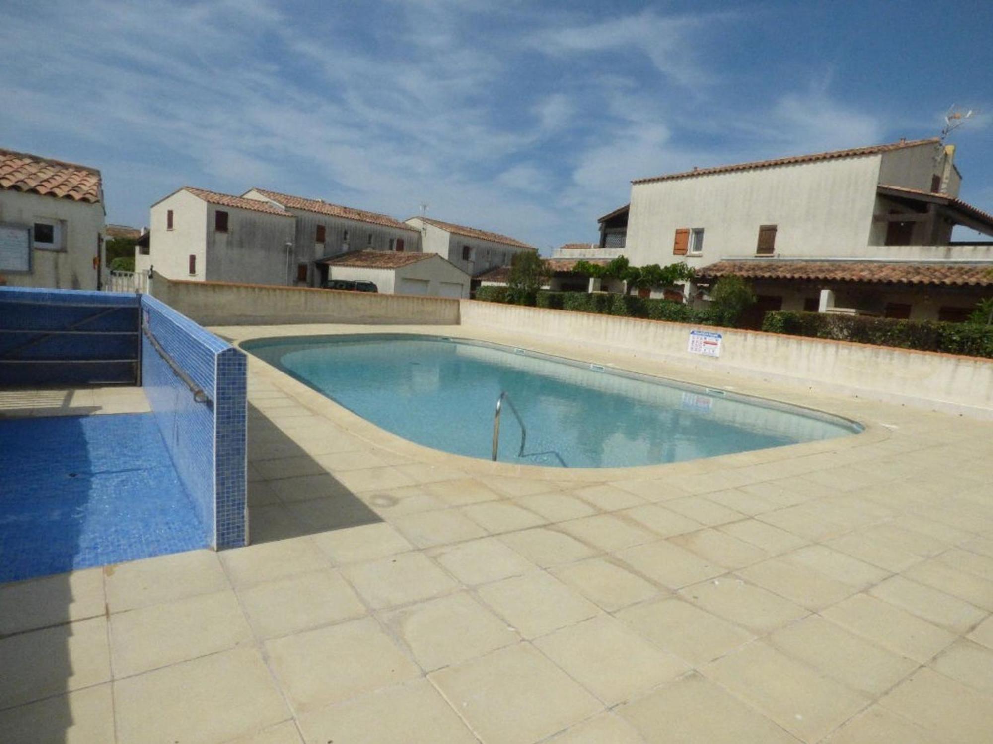 Apartment 4 Pers Aux Avec Cour Et Parking - Fr-1-475-150